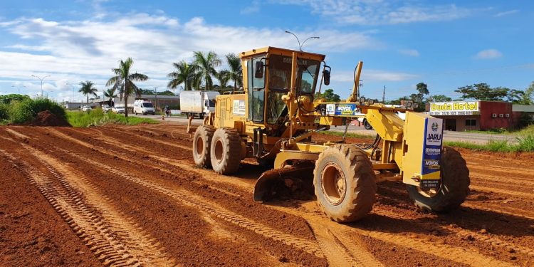 Prefeitura de Jaru mantém serviços de recuperação de ruas mesmo no período chuvoso