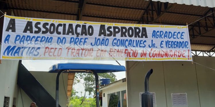 Incentivo: Prefeitura de Jaru entrega trator agrícola para associação rural da linha 615