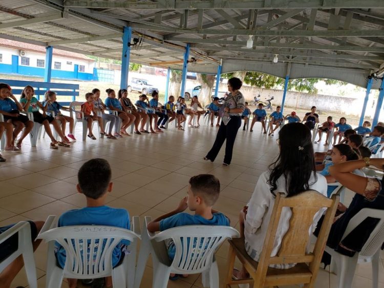 Alunos do serviço de convivência e fortalecimento de vínculos em Jaru recebem orientações sobre direitos e deveres durante atividade realizada pela SEMDES