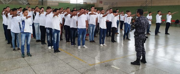 Jovens participam de juramento à bandeira em Jaru