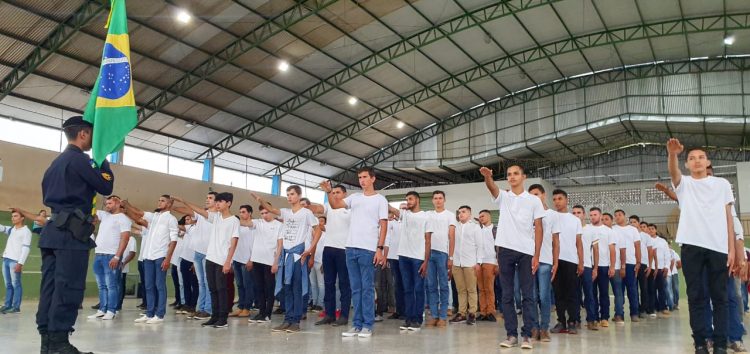 Jovens participam de juramento à bandeira em Jaru