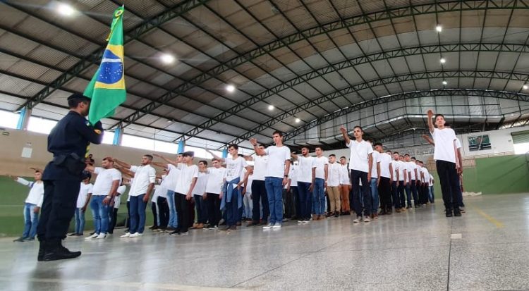 Jovens participam de juramento à bandeira em Jaru