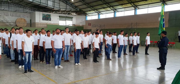 Jovens participam de juramento à bandeira em Jaru