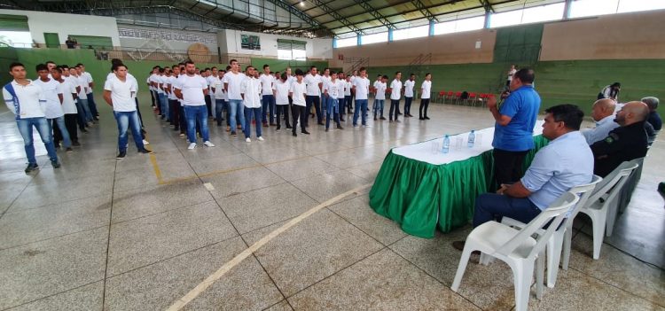 Jovens participam de juramento à bandeira em Jaru