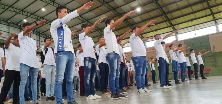 Jovens participam de juramento à bandeira em Jaru