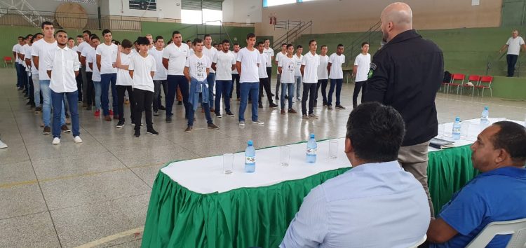 Jovens participam de juramento à bandeira em Jaru