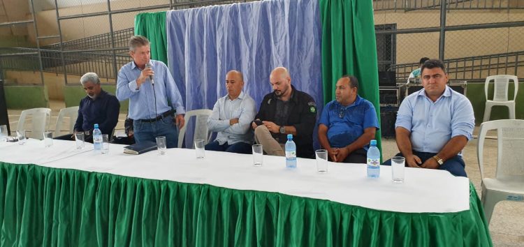 Jovens participam de juramento à bandeira em Jaru