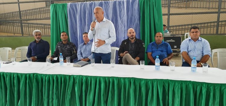 Jovens participam de juramento à bandeira em Jaru