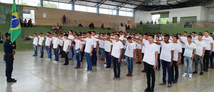 Jovens participam de juramento à bandeira em Jaru