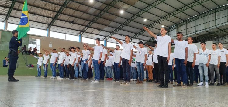 Jovens participam de juramento à bandeira em Jaru