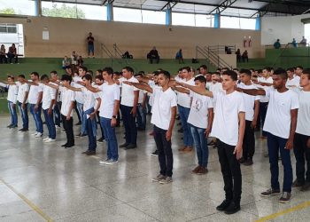 Jovens participam de juramento à bandeira em Jaru