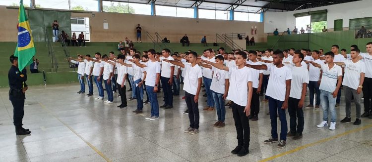 Jovens participam de juramento à bandeira em Jaru