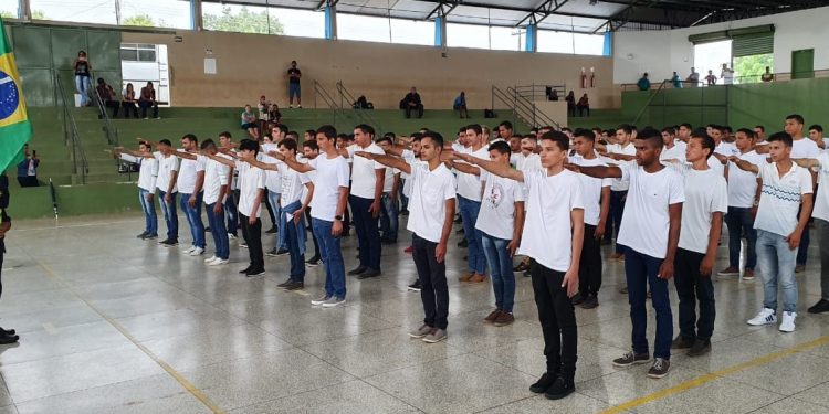 Jovens participam de juramento à bandeira em Jaru