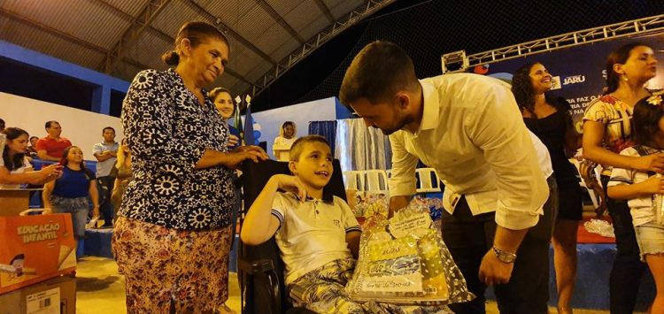 Com recurso próprio, prefeitura de Jaru implanta um dos melhores sistemas de ensino do Brasil em 100% das escolas municipais; mais de cinco mil alunos são beneficiados