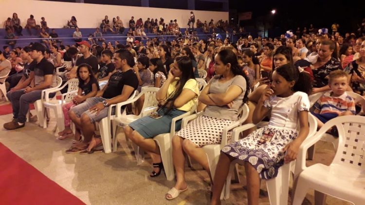 Reunião pedagógica realizada pela escola municipal Jean Carlos Muniz em Jaru reúne centenas de pais e responsáveis
