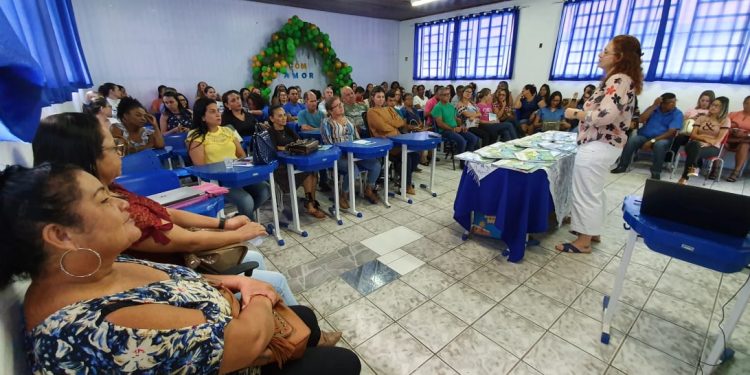 Semana Pedagógica: Profissionais da rede municipal de ensino em Jaru são capacitados para o início do ano letivo