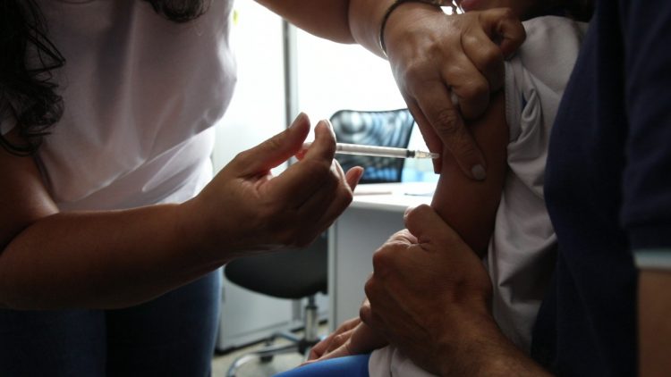 Alunos da escola Pato Donald recebem atendimentos do programa Aprender com Saúde