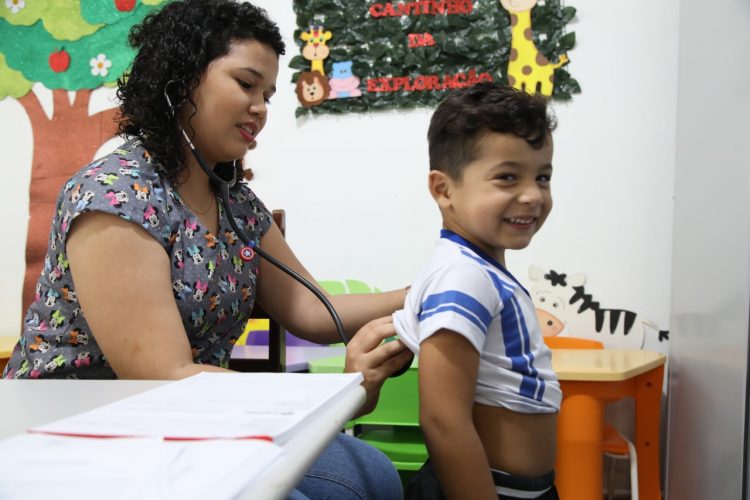 Alunos da escola Pato Donald recebem atendimentos do programa Aprender com Saúde