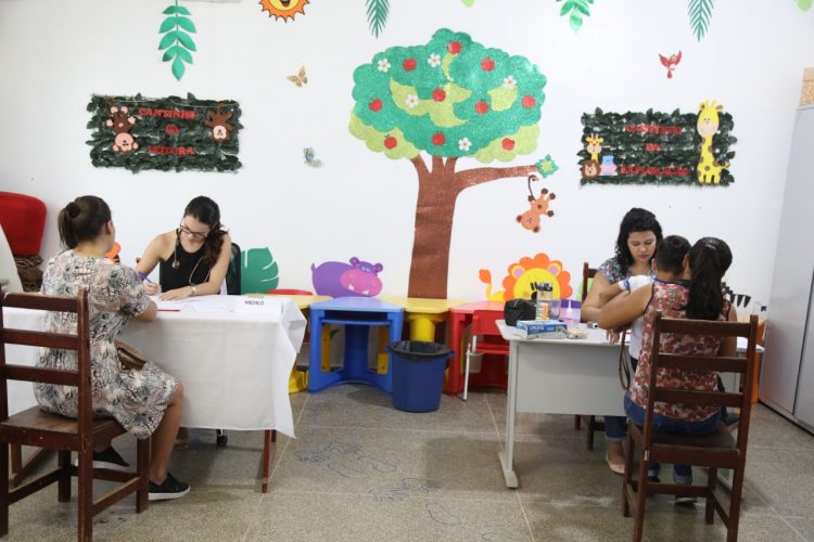 Alunos da escola Pato Donald recebem atendimentos do programa Aprender com Saúde