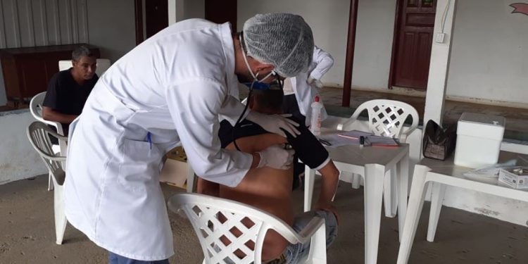 Moradores em situação de rua acolhidos pela prefeitura de Jaru recebem atendimento médico e doações de roupas; ação é coordenada pela secretária de desenvolvimento social