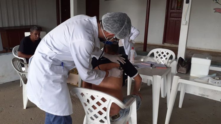 Moradores em situação de rua acolhidos pela prefeitura de Jaru recebem atendimento médico e doações de roupas; ação é coordenada pela secretária de desenvolvimento social