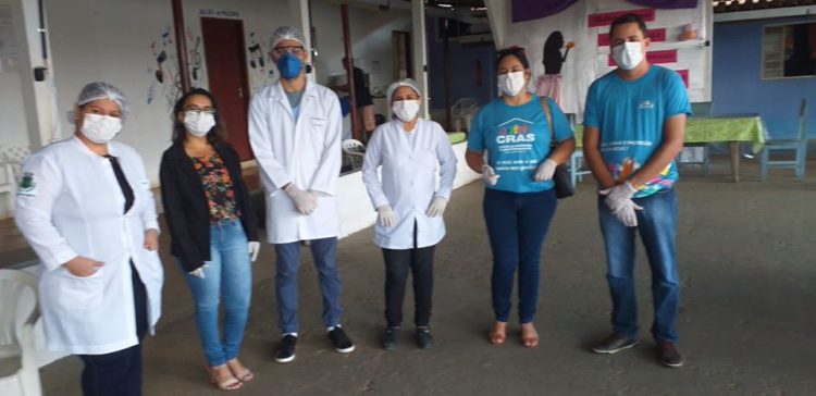 Moradores em situação de rua acolhidos pela prefeitura de Jaru recebem atendimento médico e doações de roupas; ação é coordenada pela secretária de desenvolvimento social