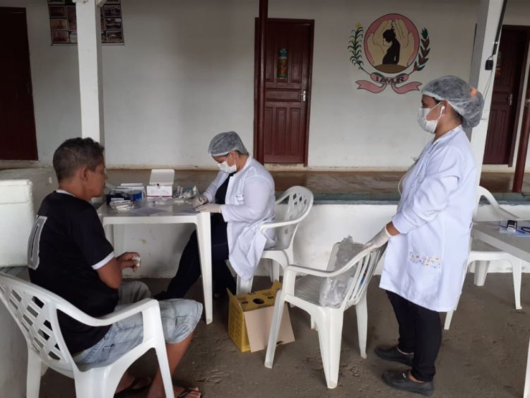 Moradores em situação de rua acolhidos pela prefeitura de Jaru recebem atendimento médico e doações de roupas; ação é coordenada pela secretária de desenvolvimento social
