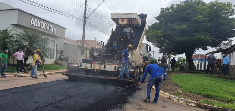 Prefeitura de Jaru continua com os serviços de recapeamento asfáltico; equipes estão na Rua Goiás
