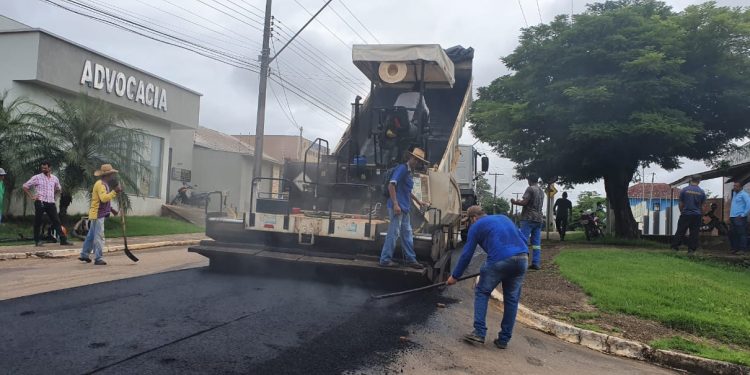 Prefeitura de Jaru continua com os serviços de recapeamento asfáltico; equipes estão na Rua Goiás