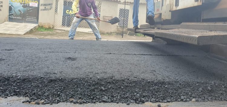 Prefeitura de Jaru continua com os serviços de recapeamento asfáltico; equipes estão na Rua Goiás