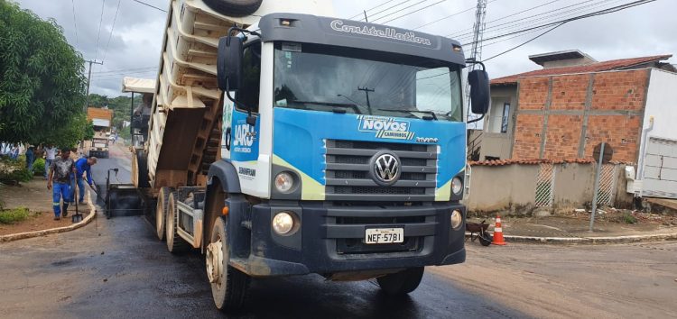 Prefeitura de Jaru continua com os serviços de recapeamento asfáltico; equipes estão na Rua Goiás