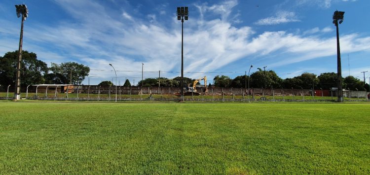 Iniciadas obras de construção da arquibancada no estádio Leal Chapelão em Jaru