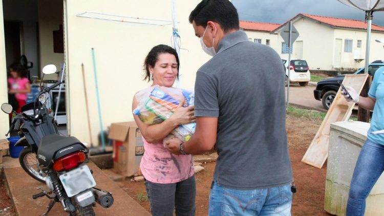 Prefeitura: Famílias de baixa renda cadastradas em programas sociais são beneficiadas com cestas básicas em Jaru