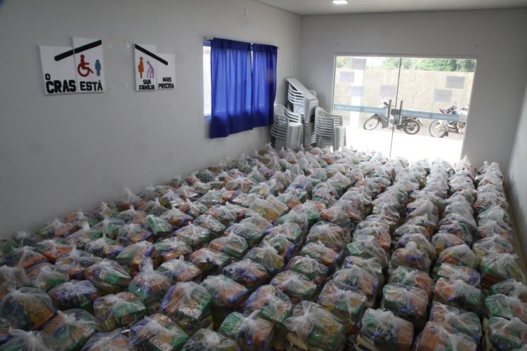 Prefeitura: Famílias de baixa renda cadastradas em programas sociais são beneficiadas com cestas básicas em Jaru