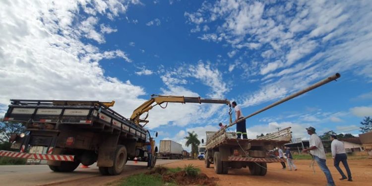 Prefeitura de Jaru inicia implantação de iluminação de led na BR 364 no trecho entre a linha 627 até a entrada do Savana Park em Jaru; obra avaliada em cerca de 2 milhões de reais é custeada com recurso próprio