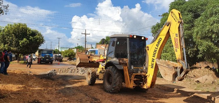 Prefeitura de Jaru inicia construção de drenagem na Rua Padre Chiquinho entre a Frei Caneca e Raimundo Barreto no setor 07; serviço irá solucionar problema antigo de alagamento na região