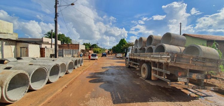 Prefeitura de Jaru inicia construção de drenagem na Rua Padre Chiquinho entre a Frei Caneca e Raimundo Barreto no setor 07; serviço irá solucionar problema antigo de alagamento na região