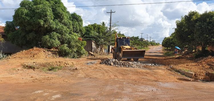 Prefeitura de Jaru inicia construção de drenagem na Rua Padre Chiquinho entre a Frei Caneca e Raimundo Barreto no setor 07; serviço irá solucionar problema antigo de alagamento na região