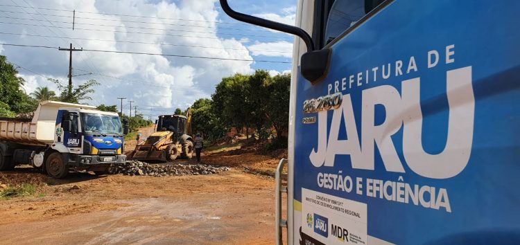Prefeitura de Jaru inicia construção de drenagem na Rua Padre Chiquinho entre a Frei Caneca e Raimundo Barreto no setor 07; serviço irá solucionar problema antigo de alagamento na região