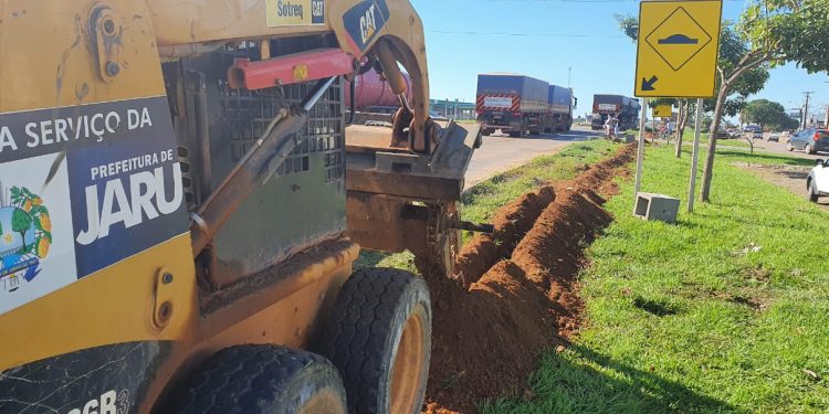 Serviços de implantação da rede de iluminação pública na BR 364 em Jaru avançam; obra é executada com recurso próprio da prefeitura