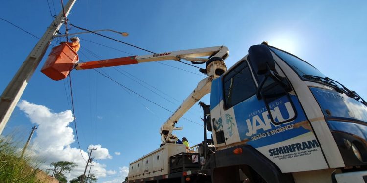 Prefeitura de Jaru realiza implantação de rede de iluminação pública na extensão do setor 07; serviço era aguardado há quase uma década