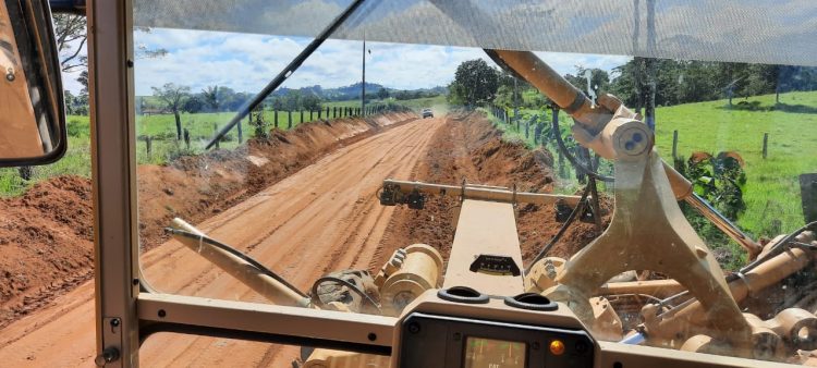 Prefeitura continua com serviços de recuperação das estradas rurais; equipes trabalham na linha 601