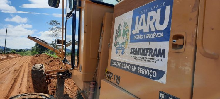 Prefeitura continua com serviços de recuperação das estradas rurais; equipes trabalham na linha 601