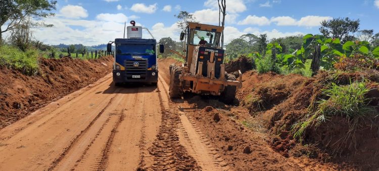 Prefeitura continua com serviços de recuperação das estradas rurais; equipes trabalham na linha 601