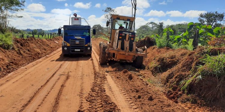 Prefeitura continua com serviços de recuperação das estradas rurais; equipes trabalham na linha 601