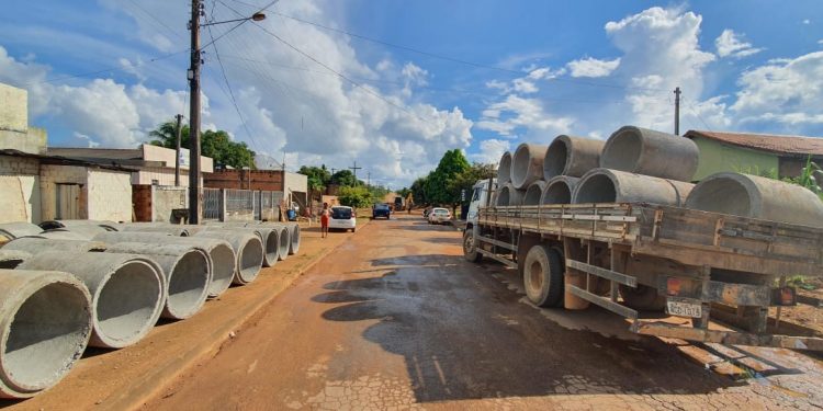 Prefeitura de Jaru inicia construção de drenagem na Rua Padre Chiquinho entre a Frei Caneca e Raimundo Barreto no setor 07; serviço irá solucionar problema antigo de alagamento na região