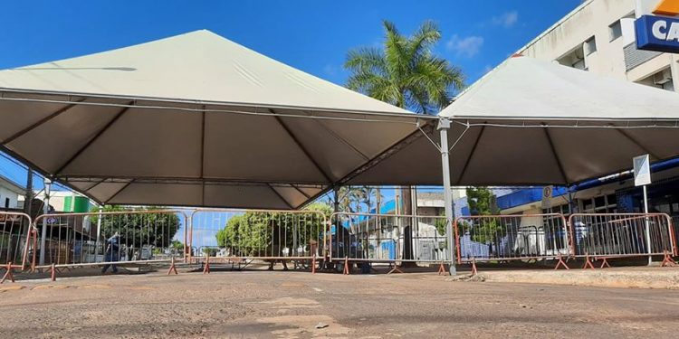 Prefeitura de Jaru instala tendas e organiza fluxo de pessoas que aguardam o auxílio emergencial