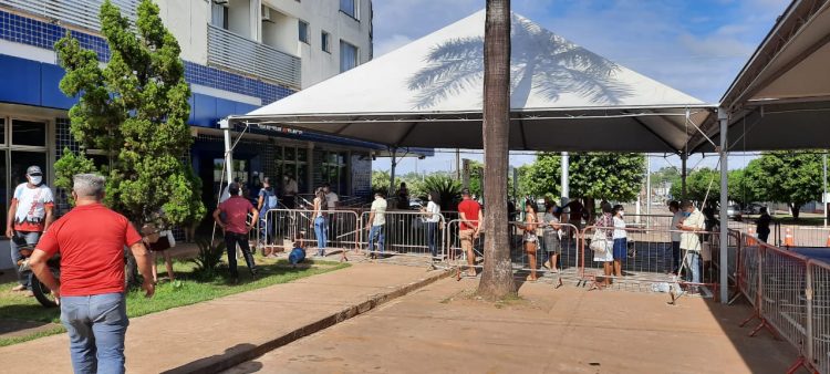 Prefeitura de Jaru instala tendas e organiza fluxo de pessoas que aguardam o auxílio emergencial