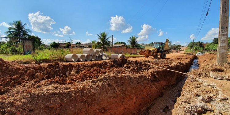 Prefeitura de Jaru recupera trecho da Rua Florianópolis no setor 07; serviço contempla drenagem e asfalto novo