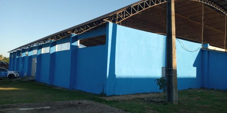 Prefeitura de Jaru realiza manutenção na quadra de esportes do setor 04